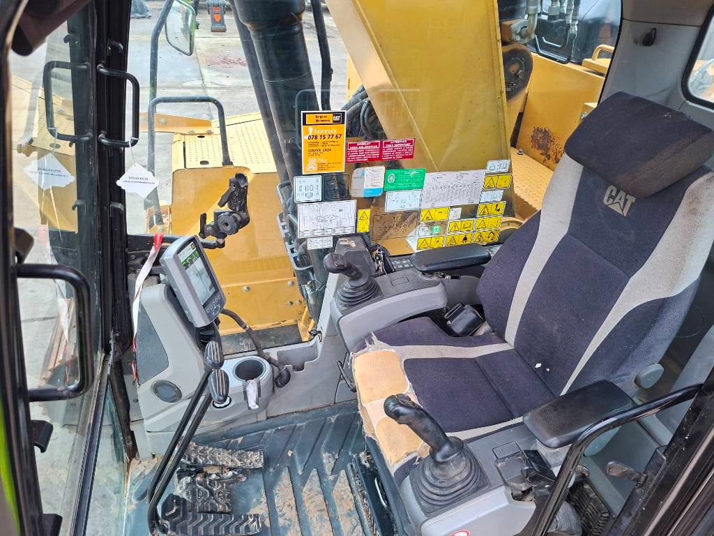 CAT 325FL CR (With Trimble 3D GPS) 2016 ATR-2173 325FL CR (With Trimble 3D GPS) 2016 1 Crawler Excavators image 8