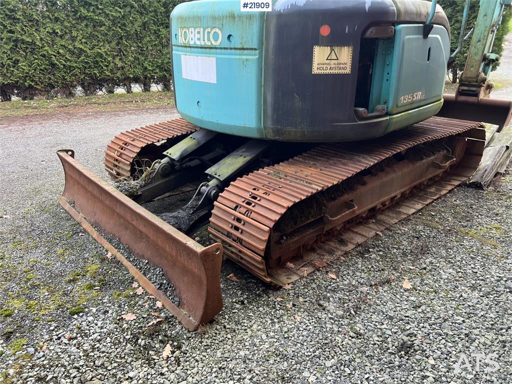Kobelco sk135SRLC w/ sanding bucket and digging bucket 1999 21909 sk135SRLC w/ sanding bucket and digging bucket 1999 1 Cr...
