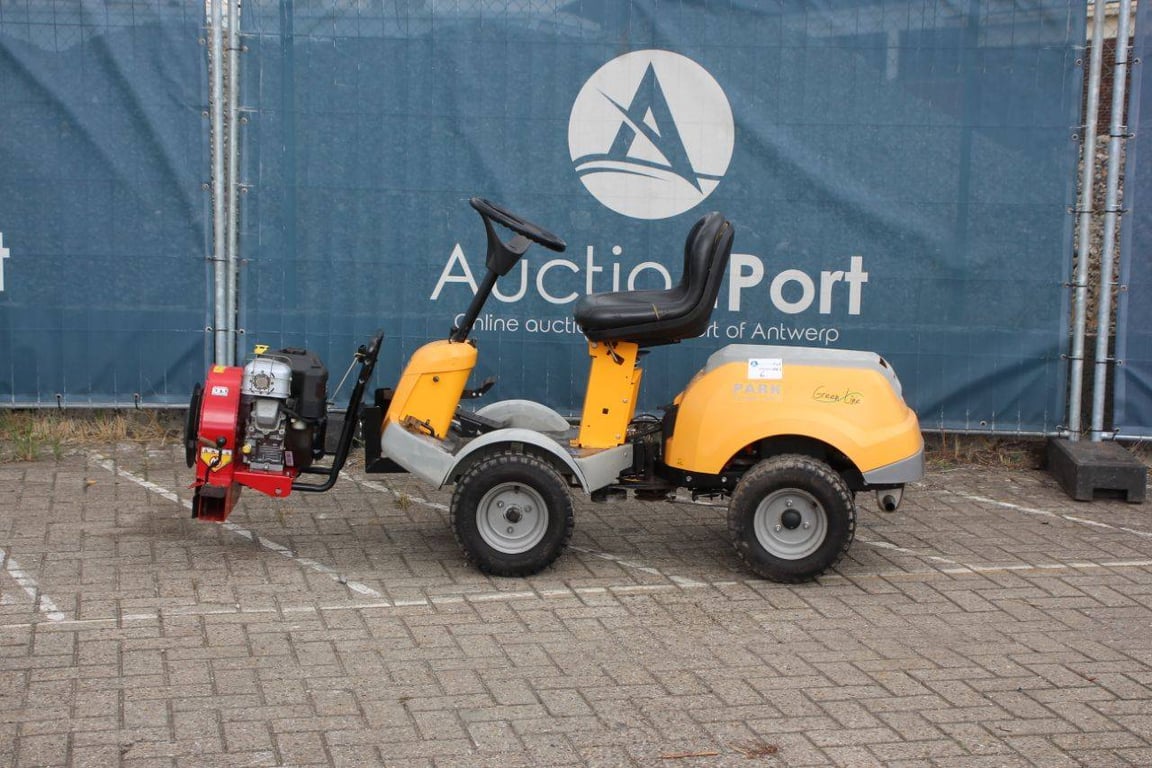 Stiga Park P901 Petrol 12.5hp 2013 Riding Mower with Leaf Blower 2013 Stiga Park P901 2013 1 image 2