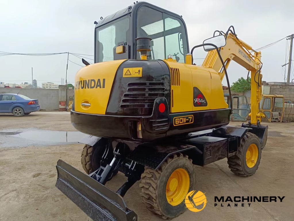 HYUNDAI R60W Wheel Excavator Original Good Condition R60W 2019 1 Wheeled Excavators image 2