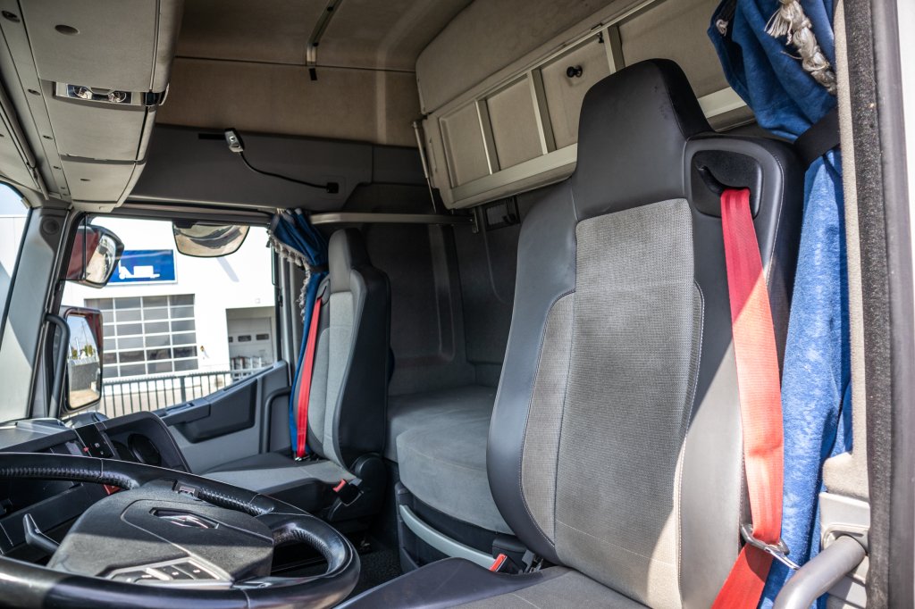 RENAULT T440 2019 E60138 Renault T440 2019 1 image 8