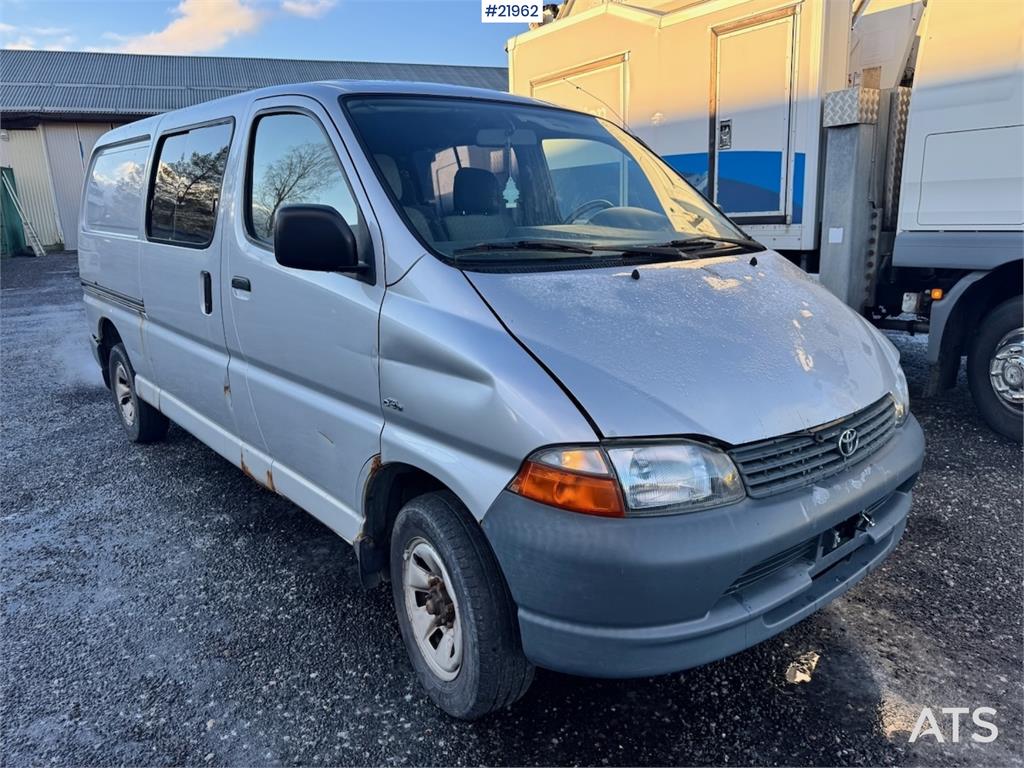 Toyota Hiace 4WD. Lots of rust. 6 seats! 2003 21962 Hiace 4WD. Lots of rust. 6 seats! 2003 1 Closed vans image 8