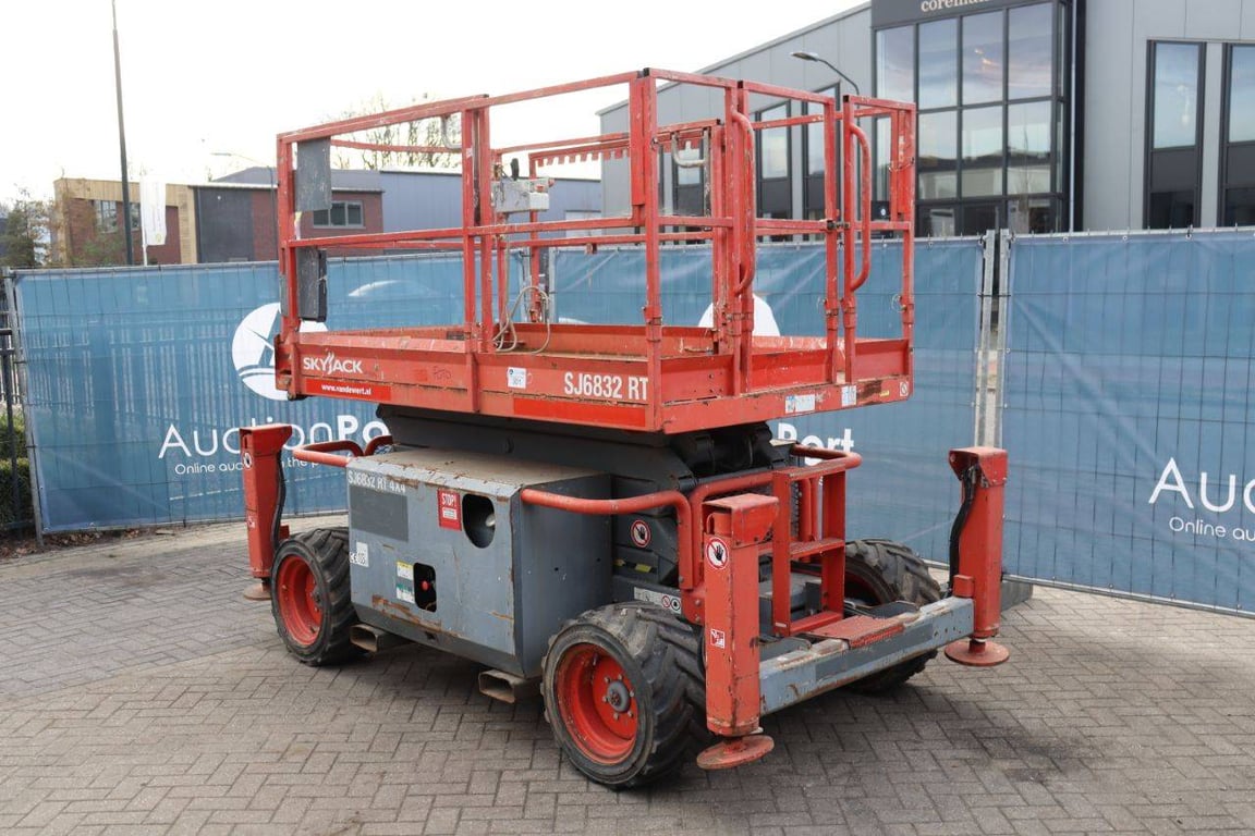 Scissor lift Skyjack SJ6832 RT Diesel 12m 2015 2015 SJ6832 RT 2015 1 Scissor Lifts image 4