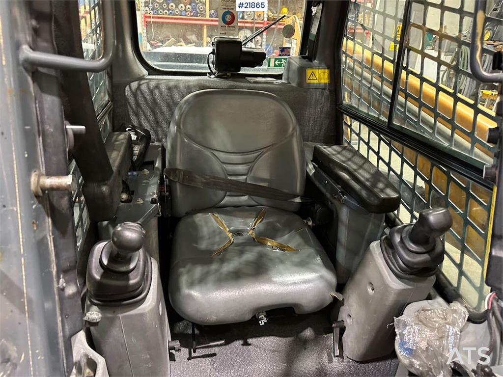 Mustang 220R compact loader w/leveling bucket and pallet f 2016 21865 220R compact loader w/leveling bucket and pallet f 2...