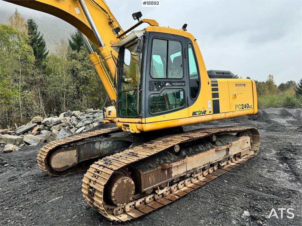 Komatsu PC240LC-6K Crawler Excavator w/ Digging Bucket. 2001 18892 PC240LC-6K Crawler Excavator w/ Digging Bucket. 2001 1 ...