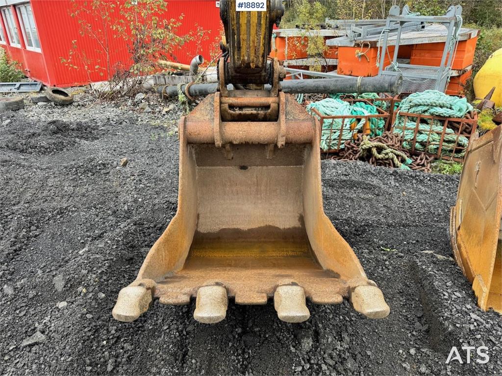 Komatsu PC240LC-6K Crawler Excavator w/ Digging Bucket. 2001 18892 PC240LC-6K Crawler Excavator w/ Digging Bucket. 2001 1 ...