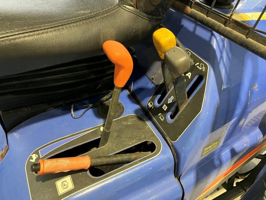 Riding Mower Iseki SFH240F Diesel 2010 2010 Iseki SFH240F 2010 1 image 15