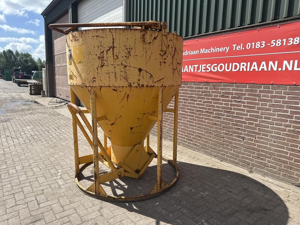 betonstortkubel staand rond onderlosser - Gebruikt 2022 12511 betonstortkubel staand rond onderlosser - Gebruikt 2022 1 im...