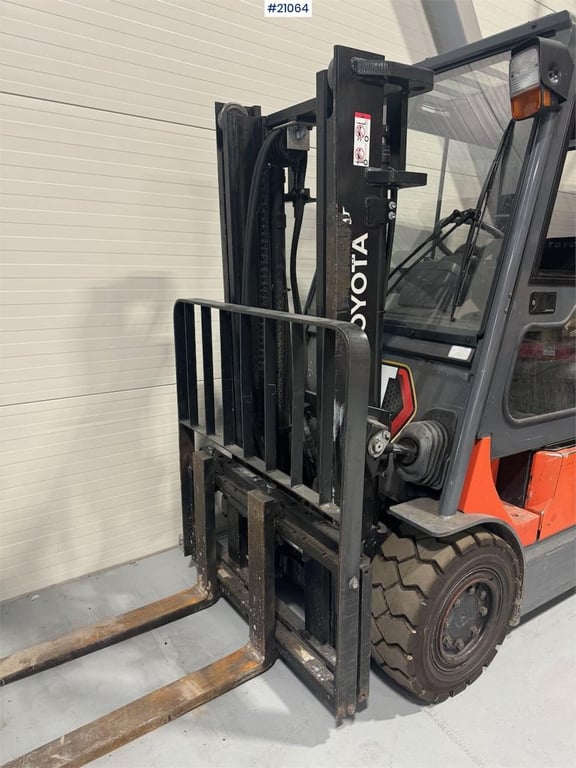 Toyota 7FBMF30 Counterbalance Forklift 2012 21064 7FBMF30 Counterbalance Forklift 2012 1 Forklift image 5