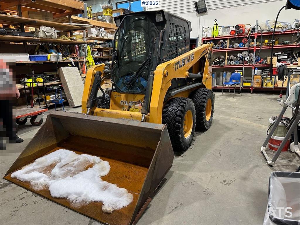 Mustang 220R compact loader w/leveling bucket and pallet f 2016 21865 220R compact loader w/leveling bucket and pallet f 2...