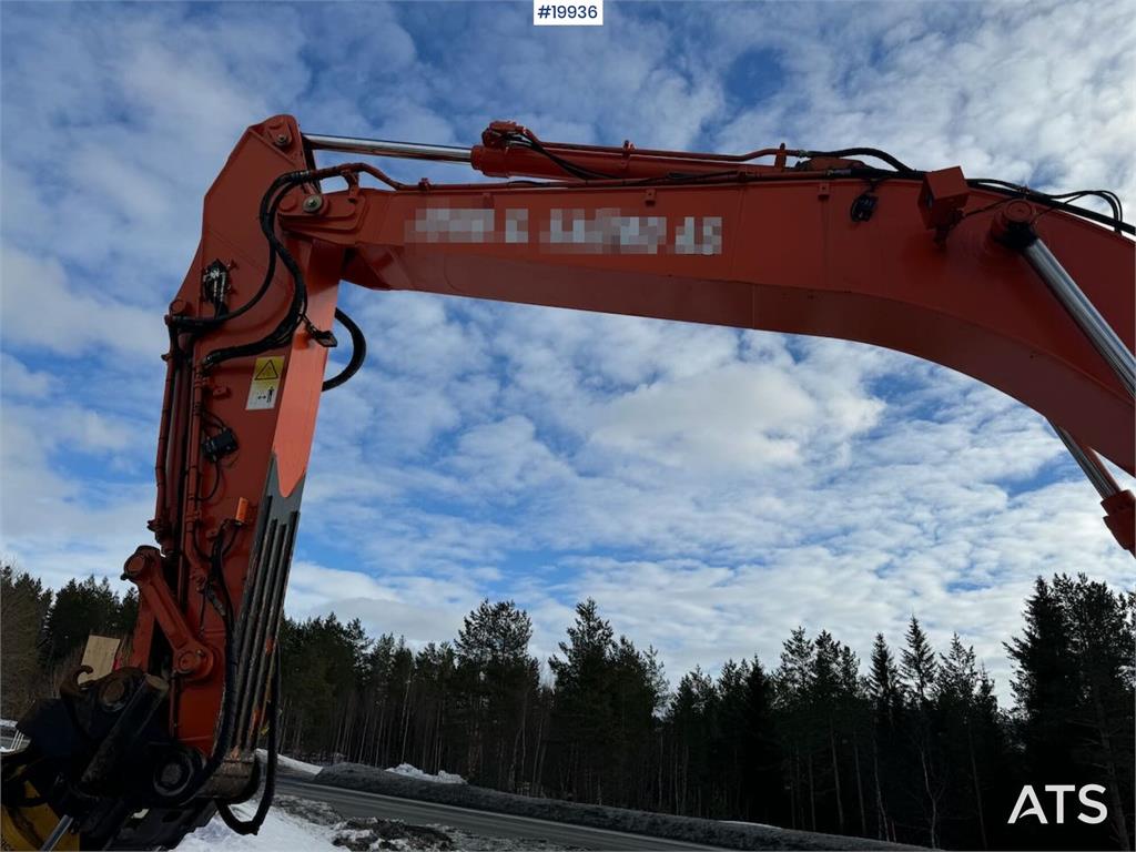 Hitachi ZX300LC-6 Tracked excavator w/ 2 buckets, tilt and 2016 19936 ZX300LC-6 Tracked excavator w/ 2 buckets, tilt and 2...