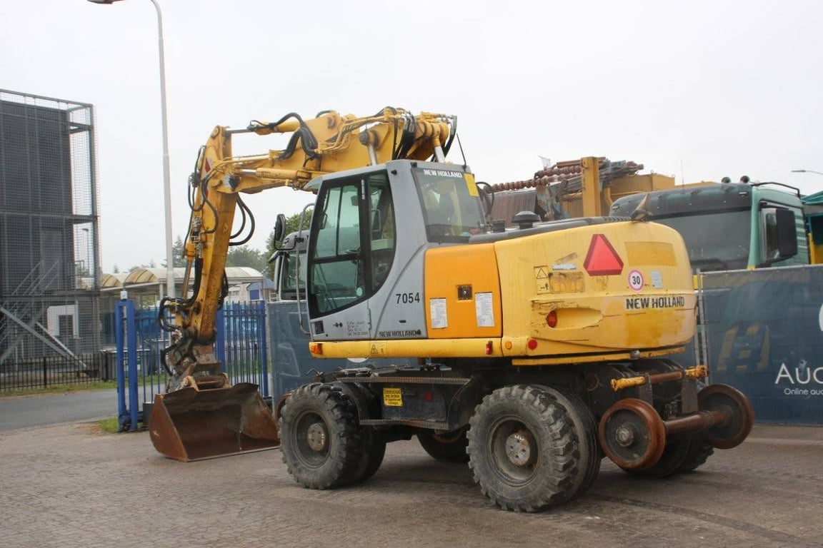 Wheel excavator New Holland MH5 Plus Diesel 2008 2008 MH5 Plus 2008 1 Wheel Loaders image 3