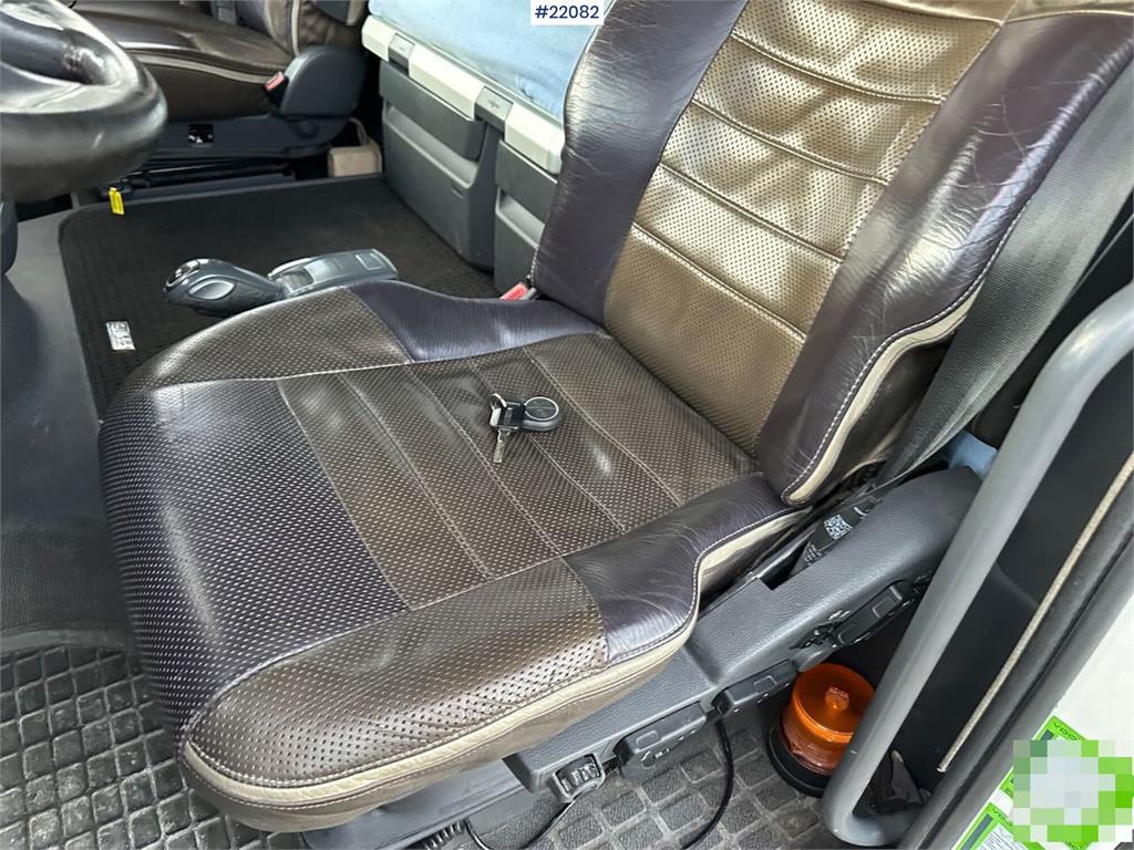 Volvo FH16 700 Tandem Box Truck with Lift and Onspot 2011 22082 FH16 700 Tandem Box Truck with Lift and Onspot 2011 1 imag...