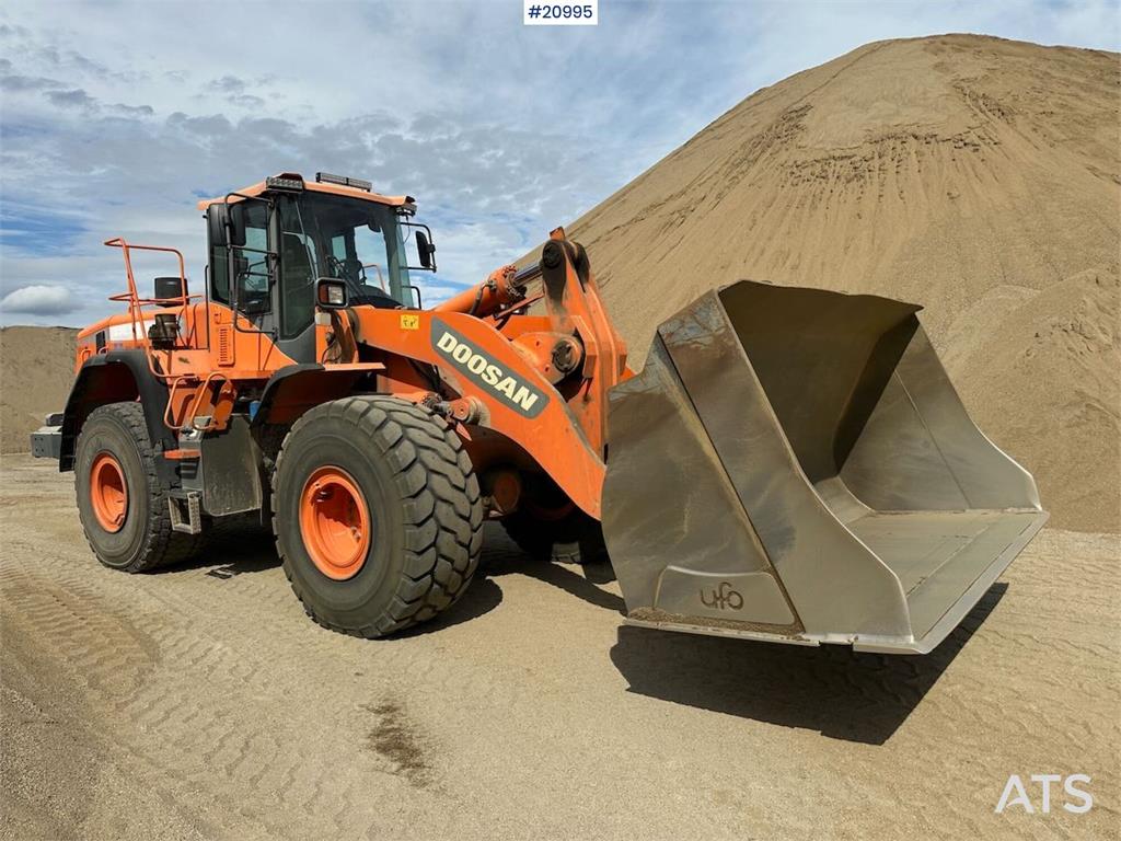 Doosan DL 450-3 wheel loader w/ bucket and scale. WATCH V 2012 20995 DL 450-3 wheel loader w/ bucket and scale. WATCH V 20...