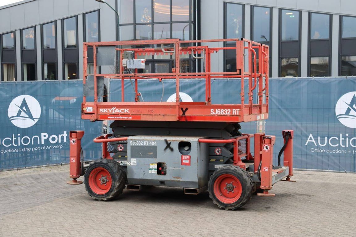 Scissor lift Skyjack SJ6832RT Diesel 12m 2015 2015 SJ6832RT 2015 1 Scissor Lifts image 3