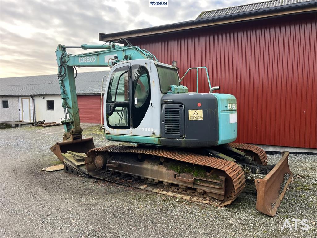 Kobelco sk135SRLC w/ sanding bucket and digging bucket 1999 21909 sk135SRLC w/ sanding bucket and digging bucket 1999 1 Cr...
