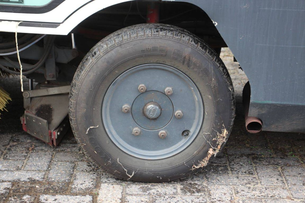 Tennant A60 Diesel Sweeper 2008 2008 A60 2008 1 image 13