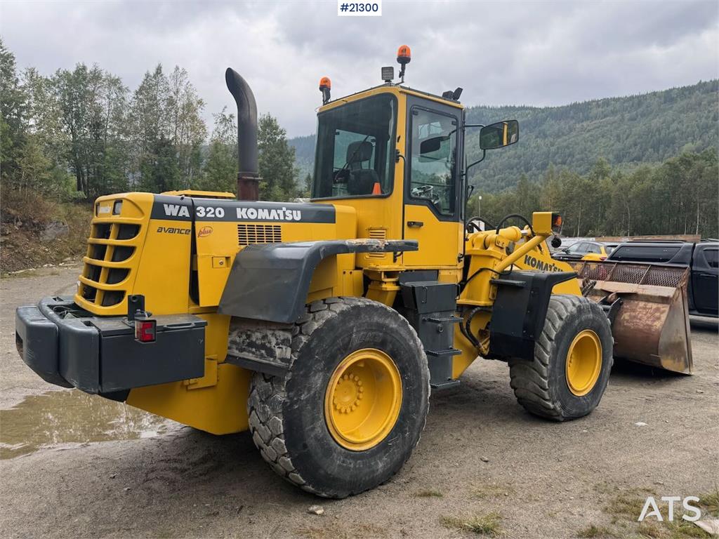 Komatsu WA320-3H wheel loader w/ bucket WATCH VIDEO 1998 21300 WA320-3H wheel loader w/ bucket WATCH VIDEO 1998 1 Wheel Lo...