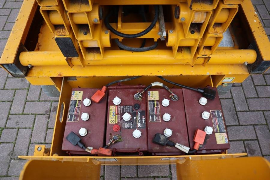 Haulotte Compact 10 Electric, 10m Working Height, 450kg Cap 2011 HAULOTTE - Compact 10 - 61668 Compact 10 Electric, 10m Wo...