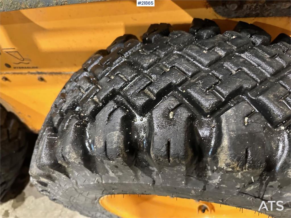 Mustang 220R compact loader w/leveling bucket and pallet f 2016 21865 220R compact loader w/leveling bucket and pallet f 2...