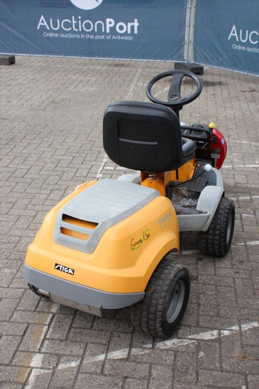 Stiga Park P901 Petrol 12.5hp 2013 Riding Mower with Leaf Blower 2013 Stiga Park P901 2013 1 image 5