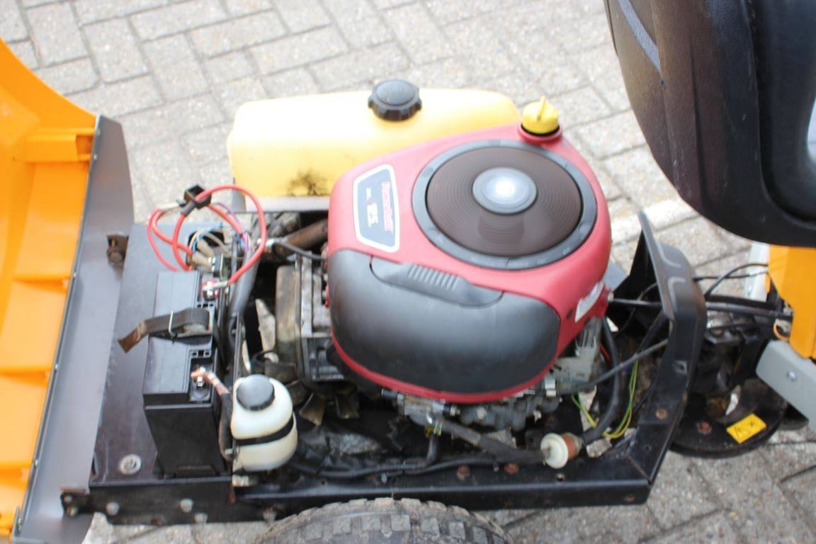 Stiga Park P901 Petrol 12.5hp 2013 Riding Mower with Leaf Blower 2013 Stiga Park P901 2013 1 image 15