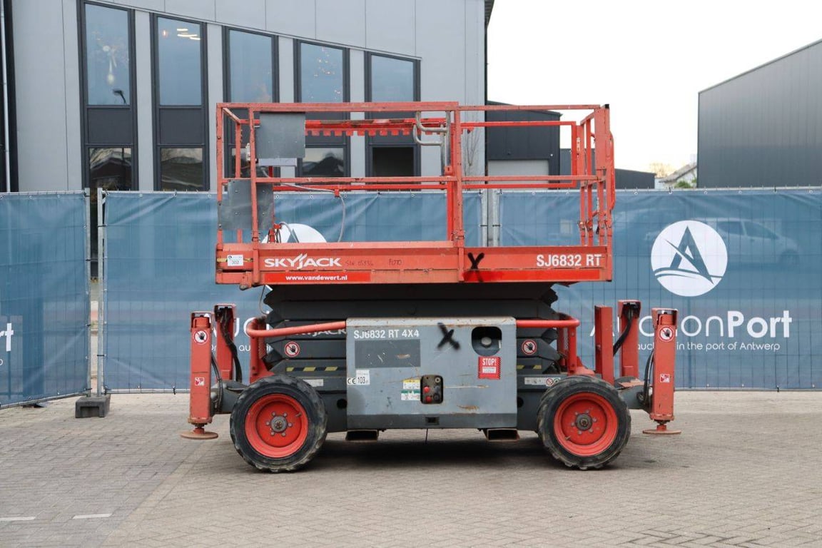 Scissor lift Skyjack SJ6832RT Diesel 12m 2015 2015 SJ6832RT 2015 1 Scissor Lifts image 2