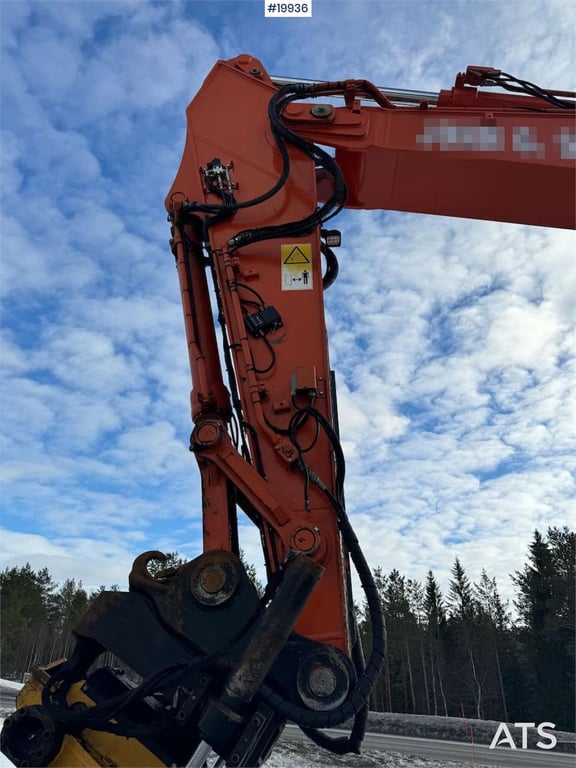 Hitachi ZX300LC-6 Tracked excavator w/ 2 buckets, tilt and 2016 19936 ZX300LC-6 Tracked excavator w/ 2 buckets, tilt and 2...