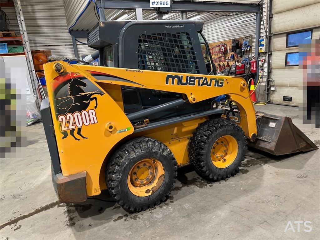 Mustang 220R compact loader w/leveling bucket and pallet f 2016 21865 220R compact loader w/leveling bucket and pallet f 2...