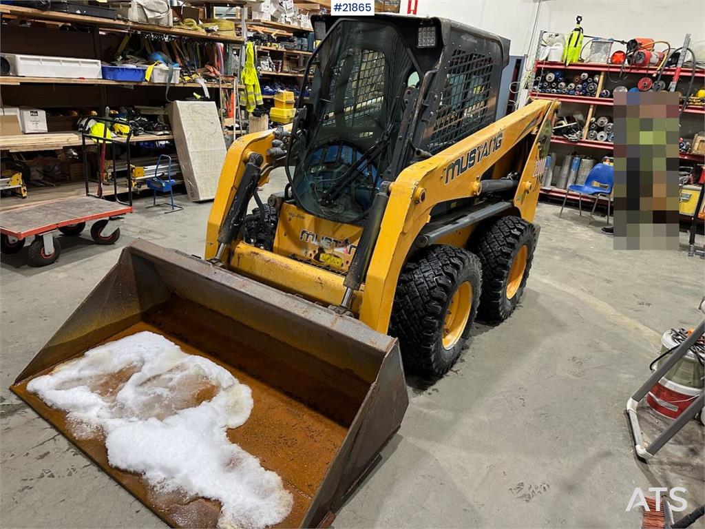 Mustang 220R compact loader w/leveling bucket and pallet f 2016 21865 220R compact loader w/leveling bucket and pallet f 2...