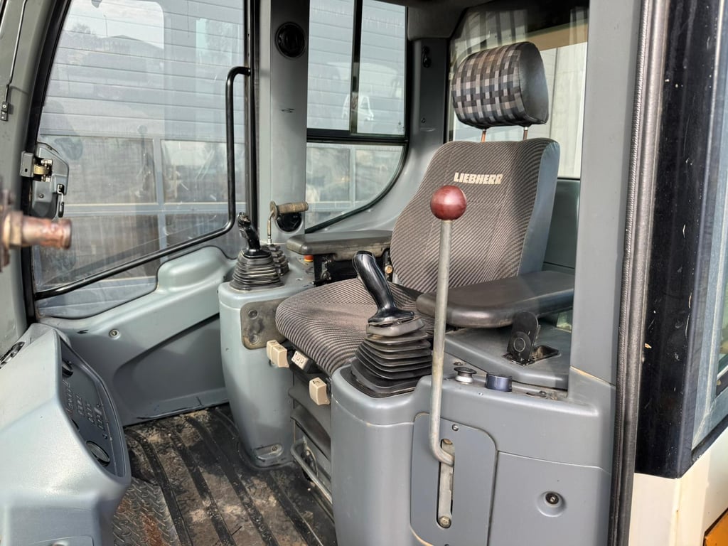 Liebherr LR624 2008 00033681 LR624 2008 1 image 12