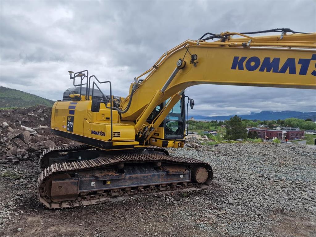 Komatsu PC210LC crawler excavator with 2 buckets and tiltr 2022 21985 PC210LC crawler excavator with 2 buckets and tiltr 2...