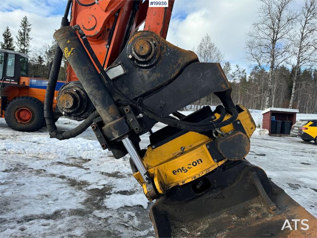Hitachi ZX300LC-6 Tracked excavator w/ 2 buckets, tilt and 2016 19936 ZX300LC-6 Tracked excavator w/ 2 buckets, tilt and 2...