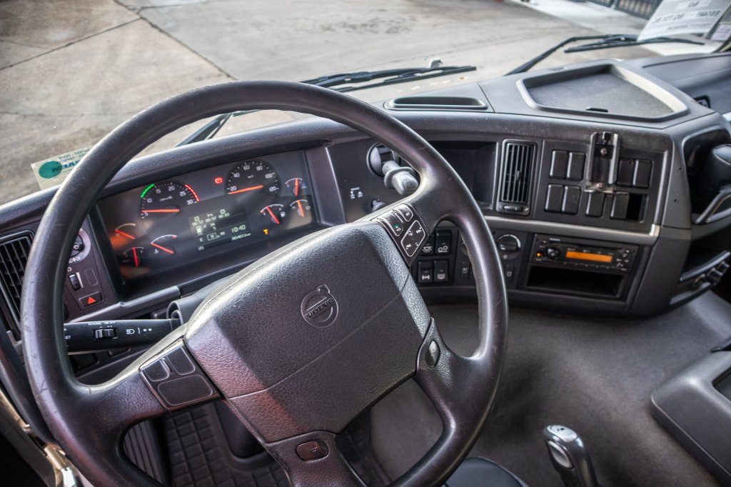 VOLVO FM330-6x2-10 pneus/tires-intarder 2011 E61441 FM330-6x2-10 pneus/tires-intarder 2011 1 image 12