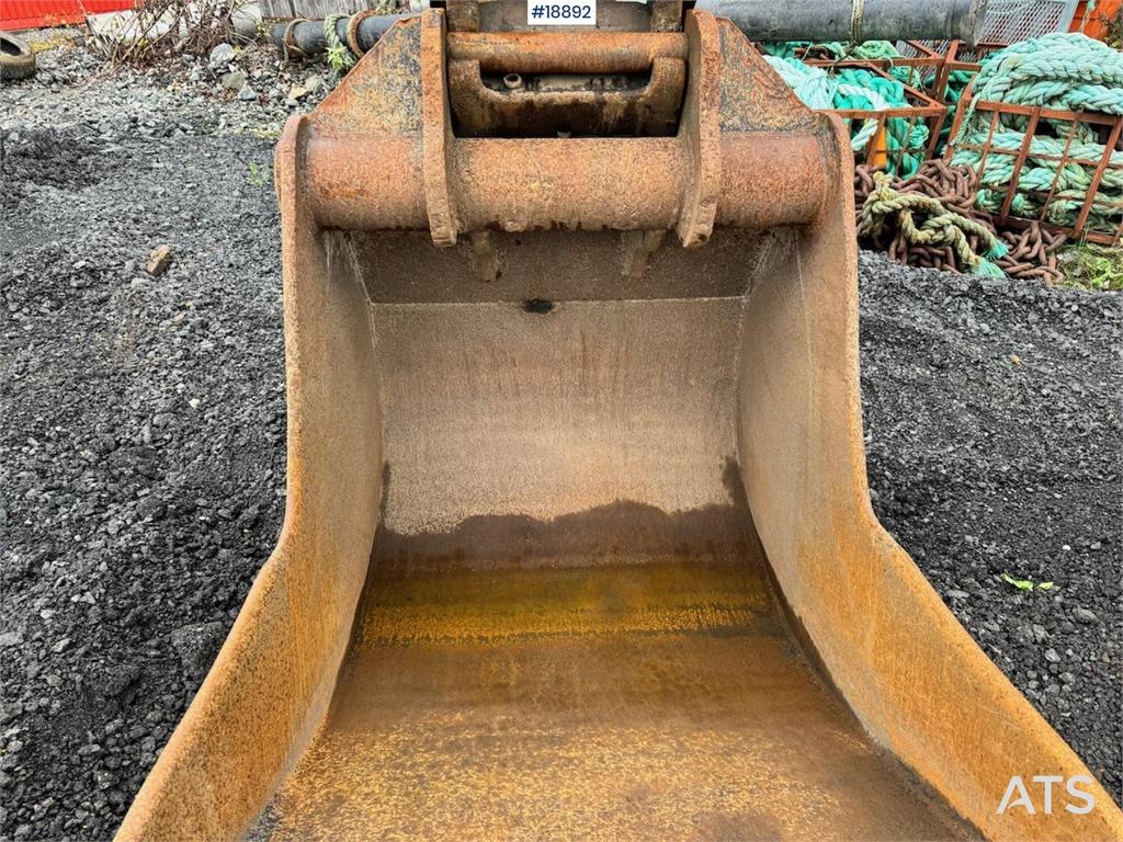 Komatsu PC240LC-6K Crawler Excavator w/ Digging Bucket. 2001 18892 PC240LC-6K Crawler Excavator w/ Digging Bucket. 2001 1 ...
