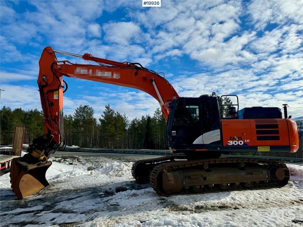 Hitachi ZX300LC-6 Tracked excavator w/ 2 buckets, tilt and 2016 19936 ZX300LC-6 Tracked excavator w/ 2 buckets, tilt and 2...