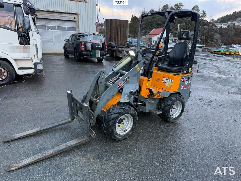 GiANT D204SW Wheel Loader with Bucket and Pallet Forks 2021 22194 Giant D204SW Wheel Loader with Bucket and Pallet Forks 2...