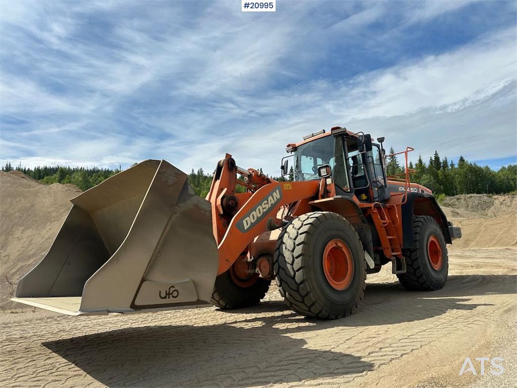 Doosan DL 450-3 wheel loader w/ bucket and scale. WATCH V 2012 20995 DL 450-3 wheel loader w/ bucket and scale. WATCH V 20...