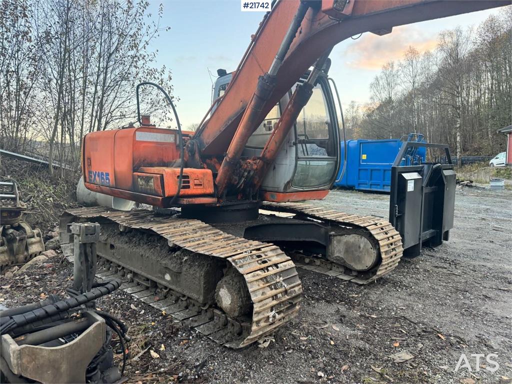 Hitachi EX165 Tracked Excavator with 2 Buckets 1998 21742 EX165 Tracked Excavator with 2 Buckets 1998 1 Crawler Excavators...