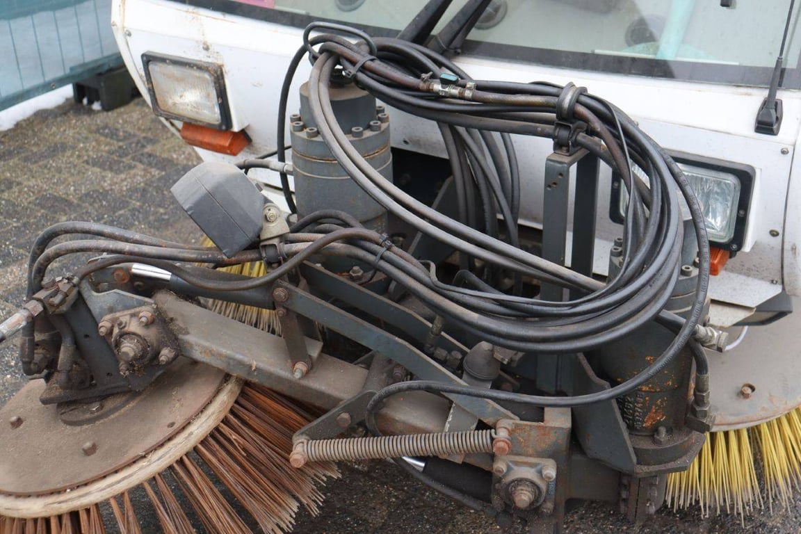Tennant A60 Diesel Sweeper 2006 2008 A60 2008 1 image 12