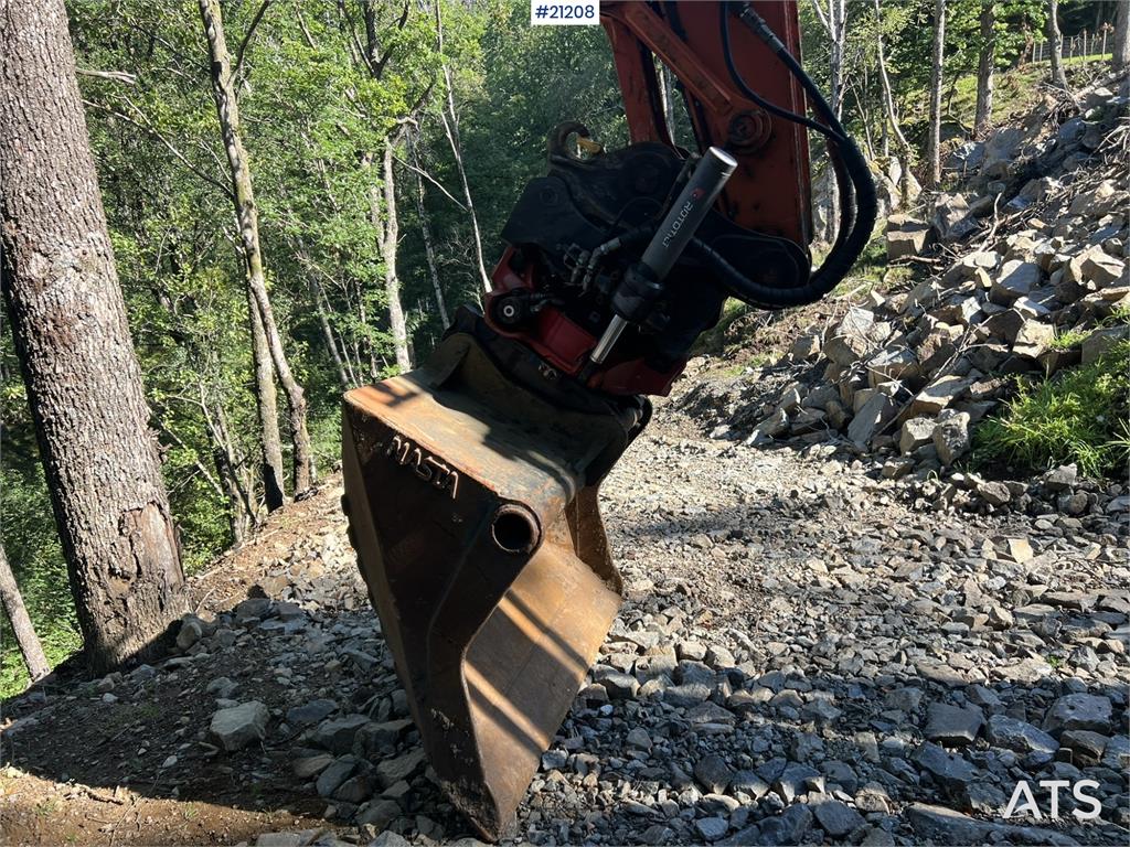 Hitachi zx190lc-5B excavator w/ rototilt, sanding bucket, 2016 21208 zx190lc-5B excavator w/ rototilt, sanding bucket, 201...