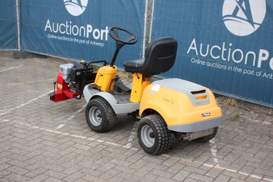 Stiga Park P901 Petrol 12.5hp 2013 Riding Mower with Leaf Blower 2013 Stiga Park P901 2013 1 image 3