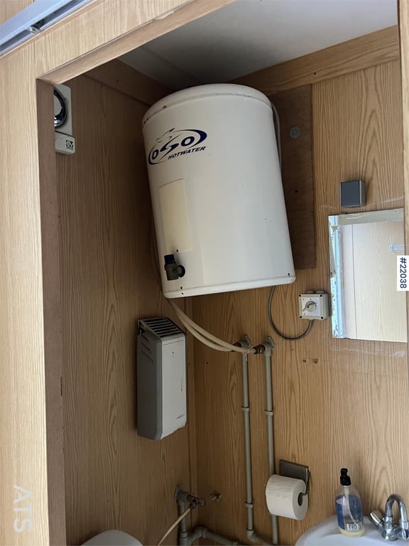20 fot container m/ wc, dusj, vask, varmtvannsbere 2000 22038 20 fot container m/ wc, dusj, vask, varmtvannsbere 2000 1 im...