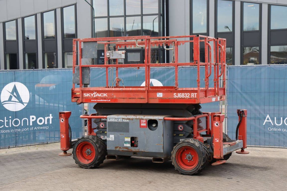 Scissor lift Skyjack SJ6832 RT Diesel 12m 2015 2015 SJ6832 RT 2015 1 Scissor Lifts image 3
