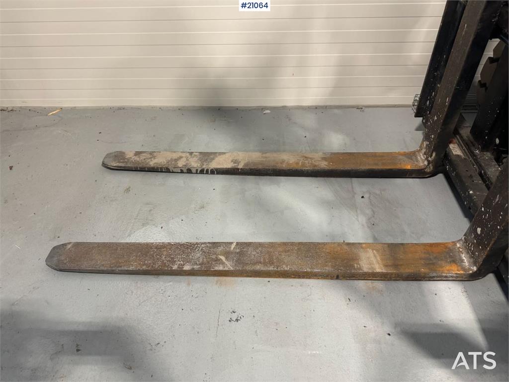 Toyota 7FBMF30 Counterbalance Forklift 2012 21064 7FBMF30 Counterbalance Forklift 2012 1 Forklift image 4
