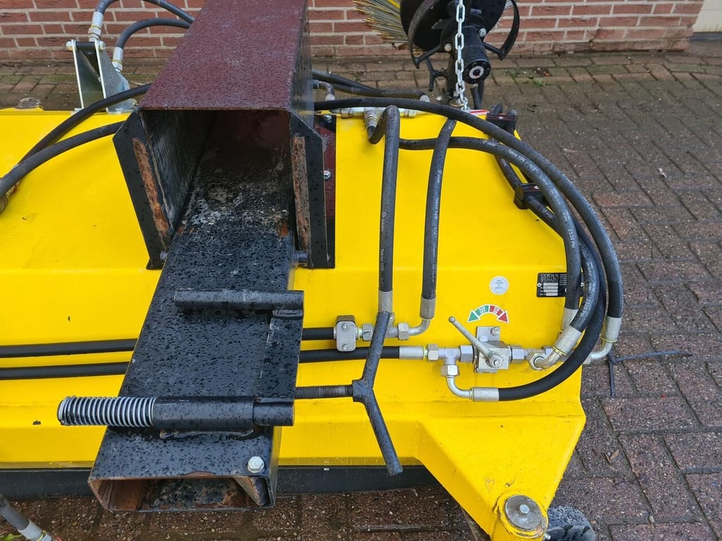 MTS bezem met lepel insteek 2018 9389 MTS bezem met lepel insteek 2018 1 image 7