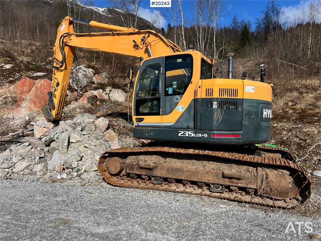 Hyundai Robex 235 LCR-9 w/ Excavator bucket and gps 2012 20243 Robex 235 LCR-9 w/ Excavator bucket and gps 2012 1 Crawler ...