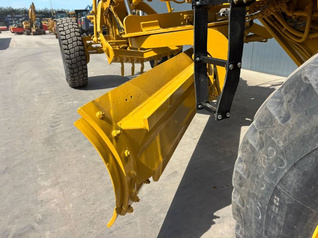 CAT 140H 2003 207239 140H 2003 1 Motor graders image 15