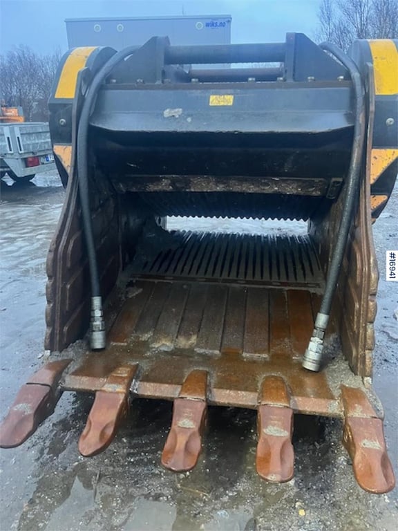 MB Crusher crushing bucket w/ G90 attachment 2017 16941 MB CRUSHER crushing bucket w/ G90 attachment 2017 1 image 2