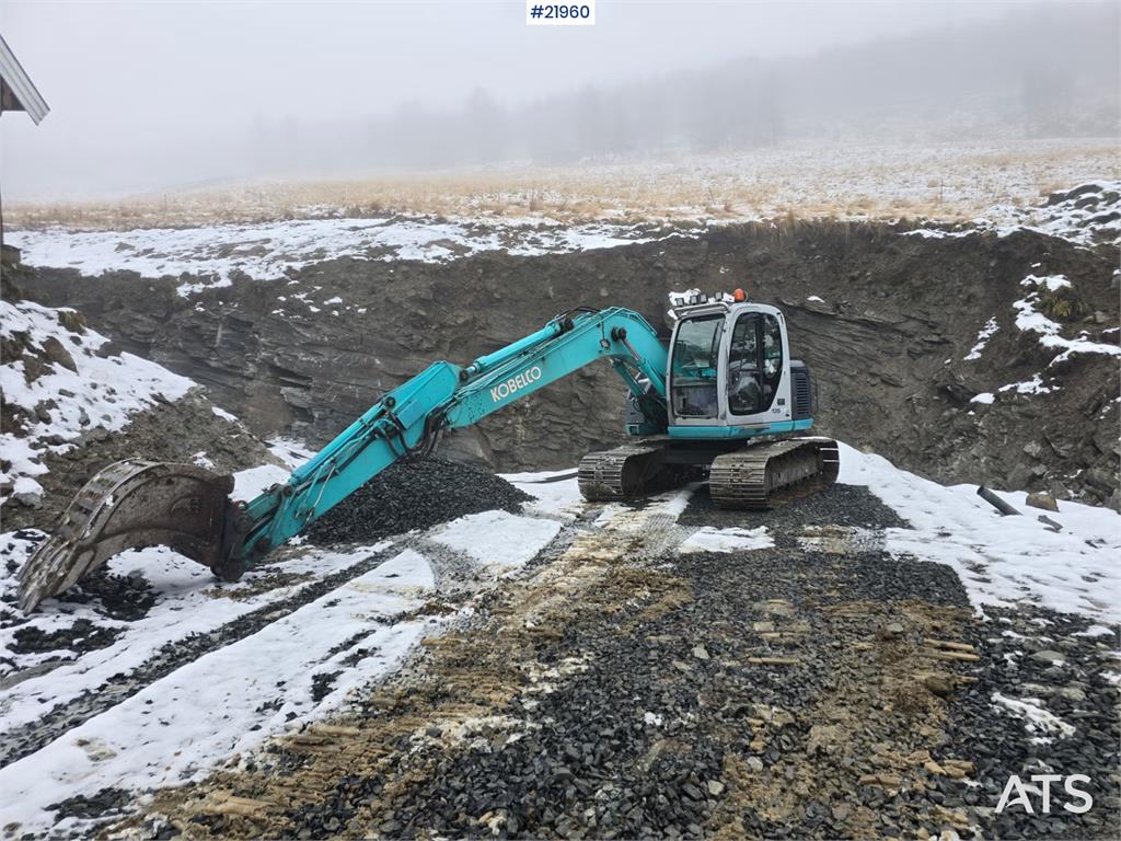 Kobelco SK135 SR LC tracked excavator with digging bucket 2002 21960 SK135 SR LC tracked excavator with digging bucket 200...
